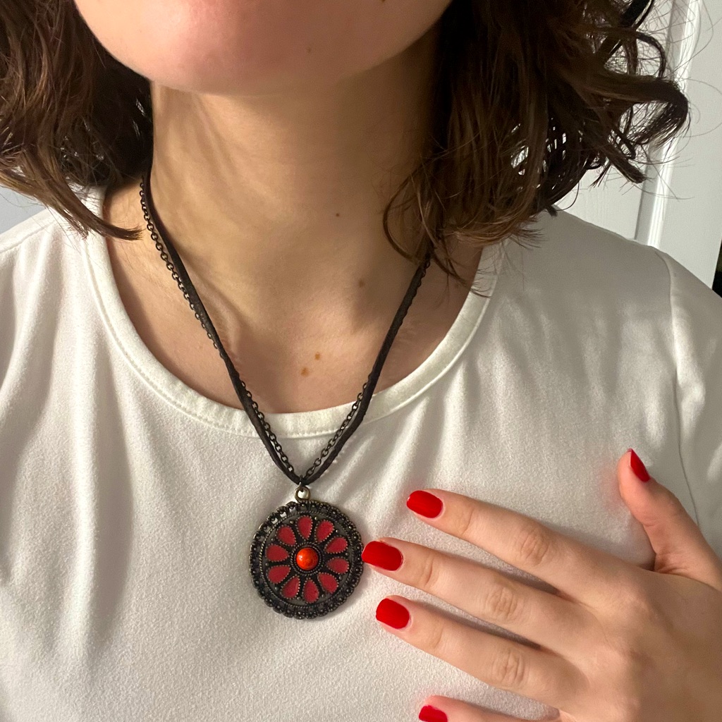 Vintage Flower Necklace 22$